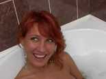 Rousse tres jolie prend son pied dans la baignoire avec une grosse bite